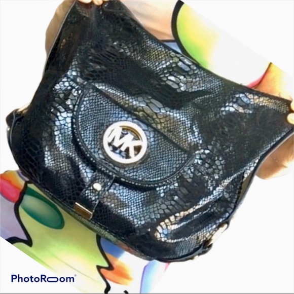 Michael Kors Handbags - Michael Kors Nice Black & Gold Purse